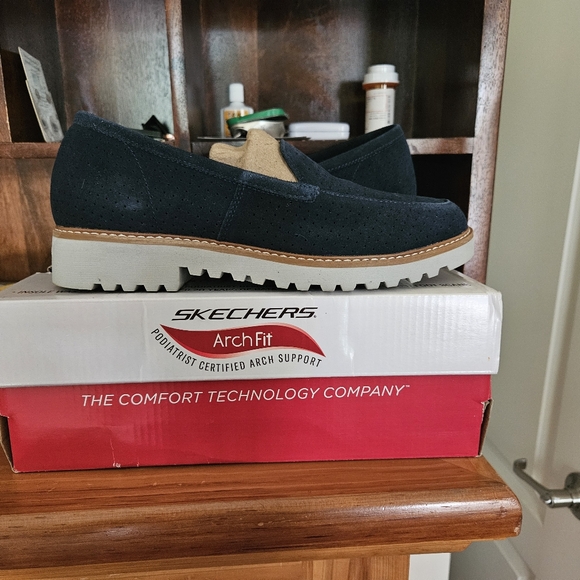 SKETCHERS GO WALK LOAFERS. Size 9 brand new, never worn, still in box. - Picture 5 of 7